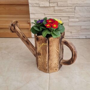Dekoratívny drevený obal na kvetináč v tvare kanvy